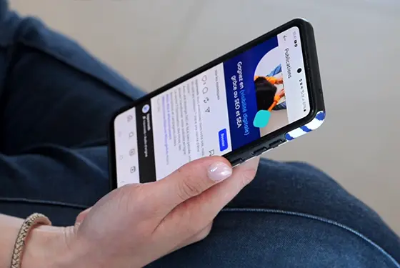 Page Facebook de Top On Web sur un smartphone