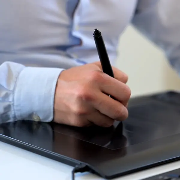 Graphiste travaillant sur sa tablette graphique