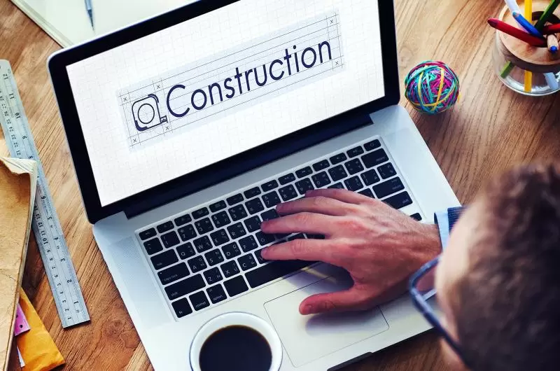  Site en construction: une carte de visite avant le lancement